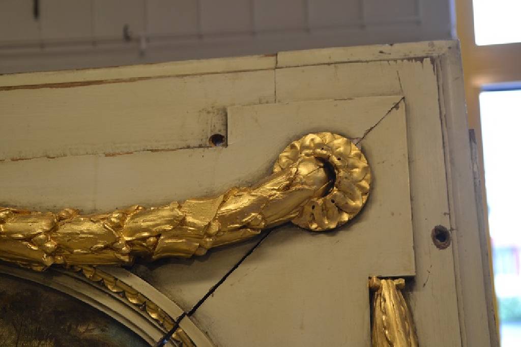 Detail c: Trumeau, Frankreich, um 1850/60, Holz, mit aufgelegten Schnitzereien, im oberen Drittel eingesetztes Ölgemälde, klassizistischer Stil, guter ...
