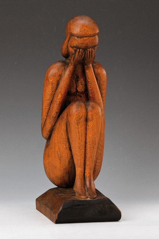 K.P. Sorg, zeitgenössischer Künstler, Hockende, Holz geschnitzt, am Boden Brandstempel KP Sorg, H. ca. 40cm