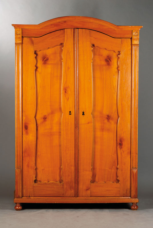 Spätbiedermeierschrank, süddeutsch um 1845/50, Kirschbaum massiv, geschweifter Giebel, Türen je einfach kassettiert mit geschwungenen Füllungen, ...