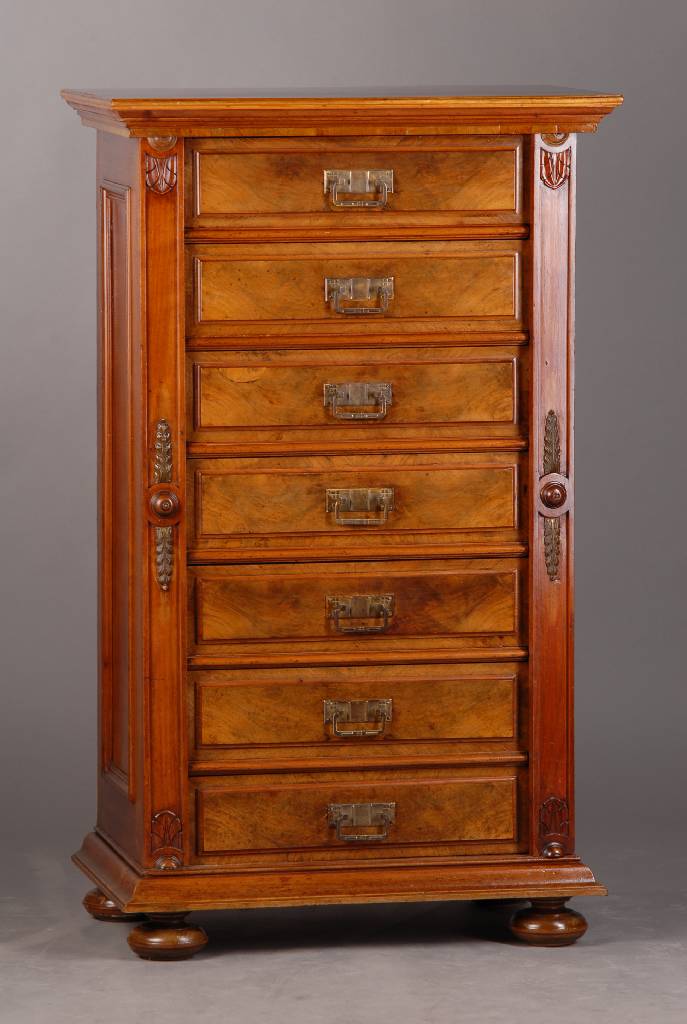 Semanière, deutsch um 1880/90, 7-schübig, seitl. Zentralverriegelung intakt, Wurzelnuss- bzw. Nussbaumfurnier auf Weichholzkorpus, Eiche ...