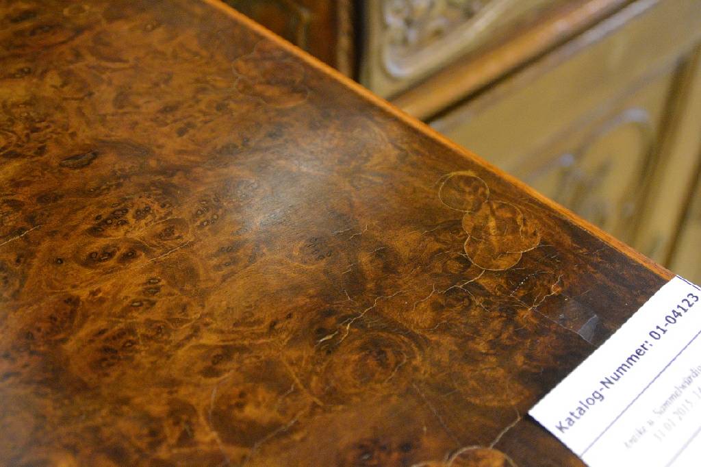 Detail b: Semanière, deutsch um 1880/90, 7-schübig, seitl. Zentralverriegelung intakt, Wurzelnuss- bzw. Nussbaumfurnier auf Weichholzkorpus, Eiche ...