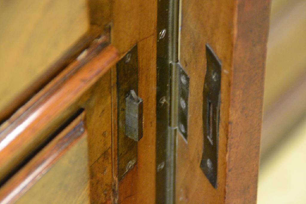 Detail c: Semanière, deutsch um 1880/90, 7-schübig, seitl. Zentralverriegelung intakt, Wurzelnuss- bzw. Nussbaumfurnier auf Weichholzkorpus, Eiche ...