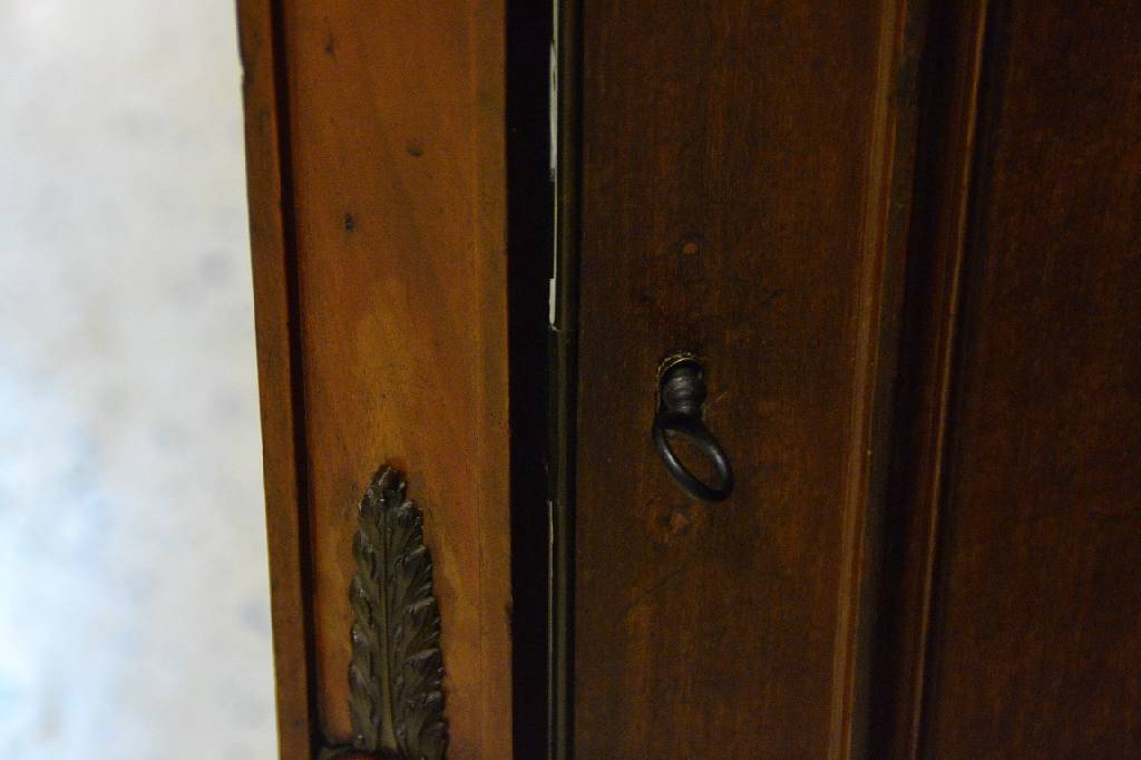 Detail d: Semanière, deutsch um 1880/90, 7-schübig, seitl. Zentralverriegelung intakt, Wurzelnuss- bzw. Nussbaumfurnier auf Weichholzkorpus, Eiche ...