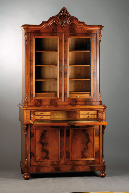 Halbschrank mit Sekretärseinteilung und Vitrinenaufsatz, um 1860/70, Pyramidenmahagoni- bzw. Mahagonifurnier auf Weichholzkorpus, Eiche ...