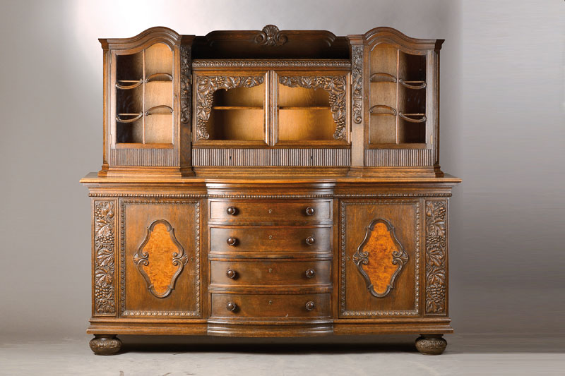 Aufsatzbuffet, deutsch, um 1925/30, wohl Niederhöfermöbel aus Edenkoben, Eiche massiv, Aufsatz frontseitig alt verglast, 4- türig, vielfach ...