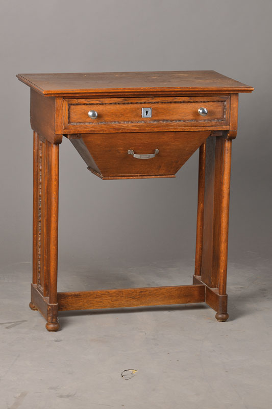 Nähtisch, Jugendstil, um 1910, Eiche massiv, 2-schübig, eine Schublade mit praktischer Einteilung, Gebr.sp., 78x68x44 cm