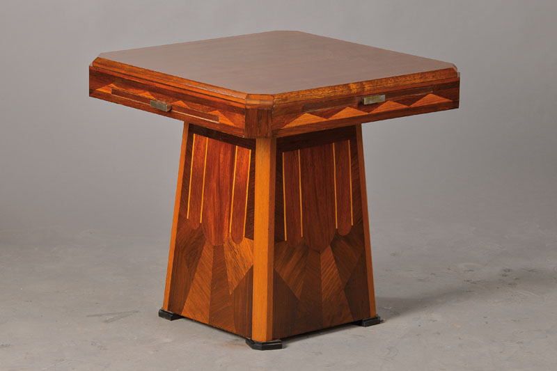 Spieltisch, deutsch, 1.H. 20.Jh., reines Art-Deco, Nussbaum-, Palisander- u. Ahornfurnier, abgeplattete Ecken u. Kanten, 4 Ausziehplatten, konischer ...