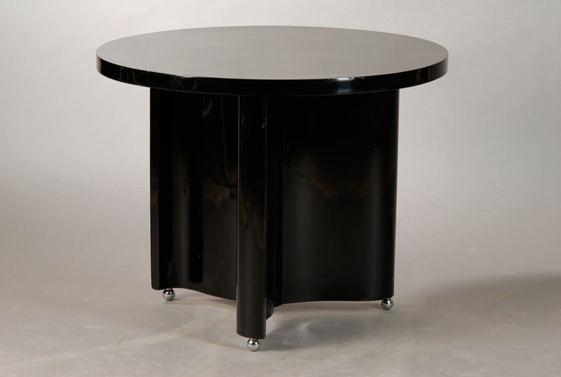 rundes Tischchen, deutsch 1.H. 20.Jh., Holz schwarz gelackt, metallene Kugelfüße, guter Zustand, sehr dekorativ, H. ca. 60 cm, D. ca. 75 cm