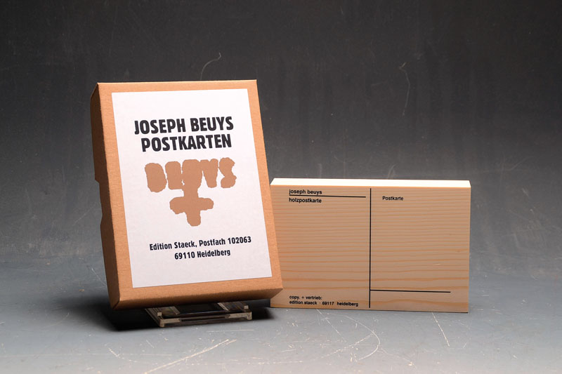 Joseph Beuys, 1921-1986, Holzpostkarte, dazu Original Postkartenbox mit 80 Karten, je ca. 15x10 cm