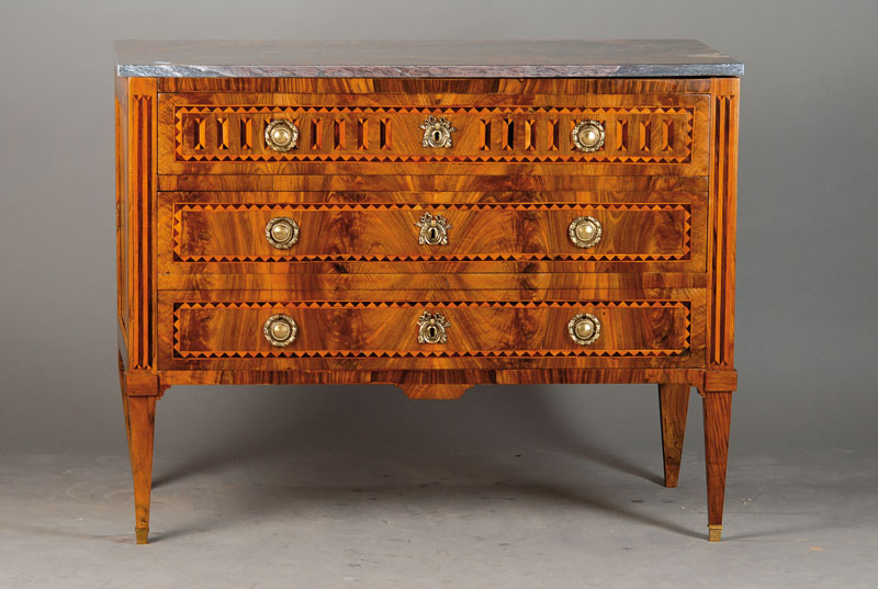 Kommode, Frankreich um 1900, Front in Pyramidenmahagonifurnier doppelt gespiegelt verlegt, 3-schübig, konische Vierkantfüße, klassizistisch ...