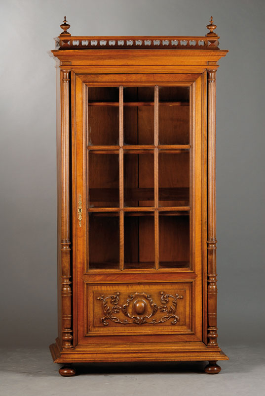 Vitrine, deutsch um 1880/90, Bekrönendes Ziergitter in Durchbrucharbeit mit Fialen, seitl. kannelierte Vollsäulen, Frontseitig alt verglast, untere ...