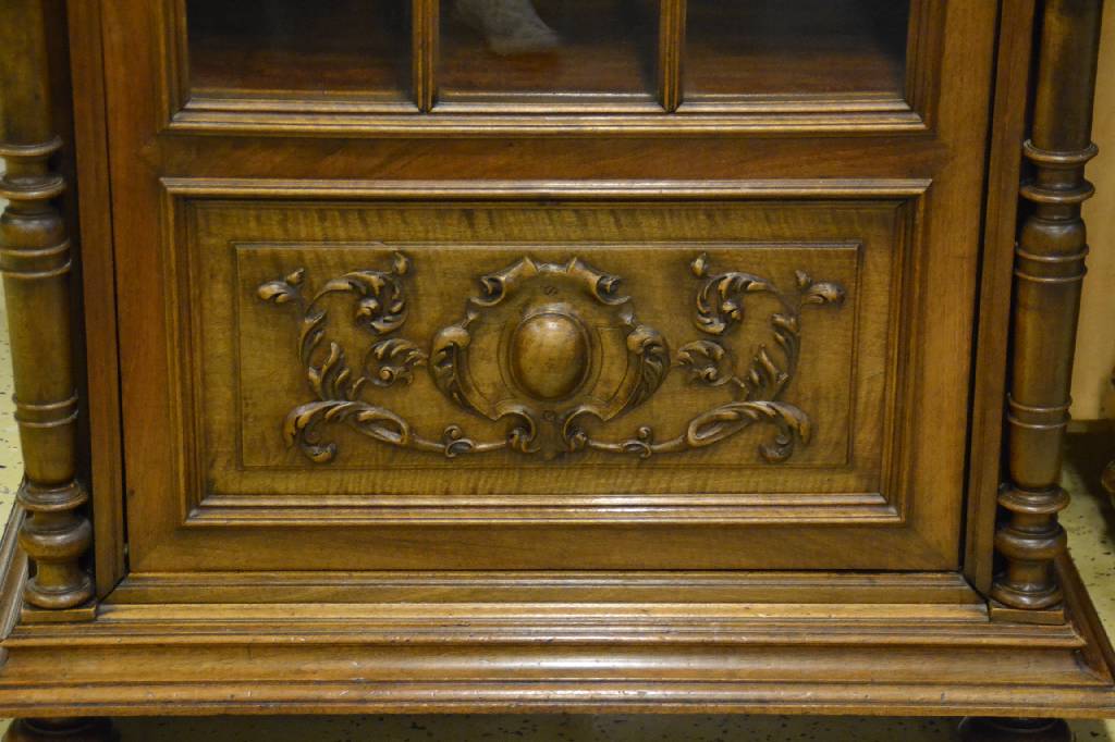 Detail a: Vitrine, deutsch um 1880/90, Bekrönendes Ziergitter in Durchbrucharbeit mit Fialen, seitl. kannelierte Vollsäulen, Frontseitig alt verglast, untere ...