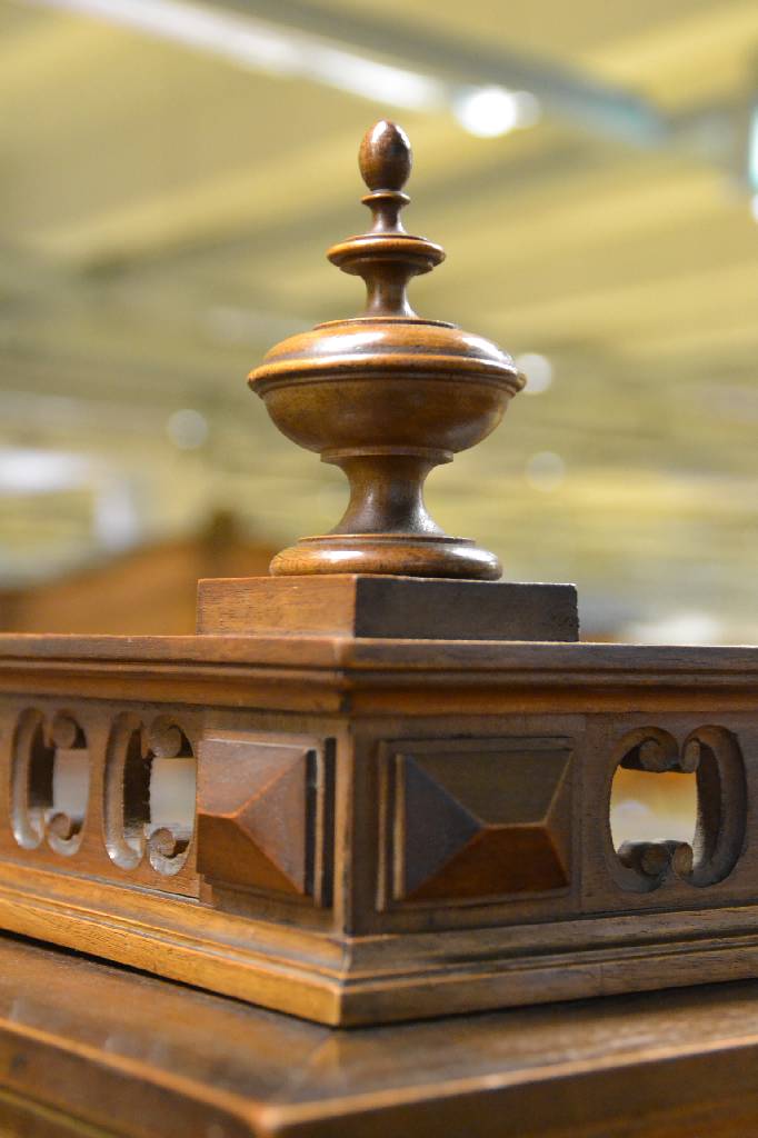 Detail b: Vitrine, deutsch um 1880/90, Bekrönendes Ziergitter in Durchbrucharbeit mit Fialen, seitl. kannelierte Vollsäulen, Frontseitig alt verglast, untere ...