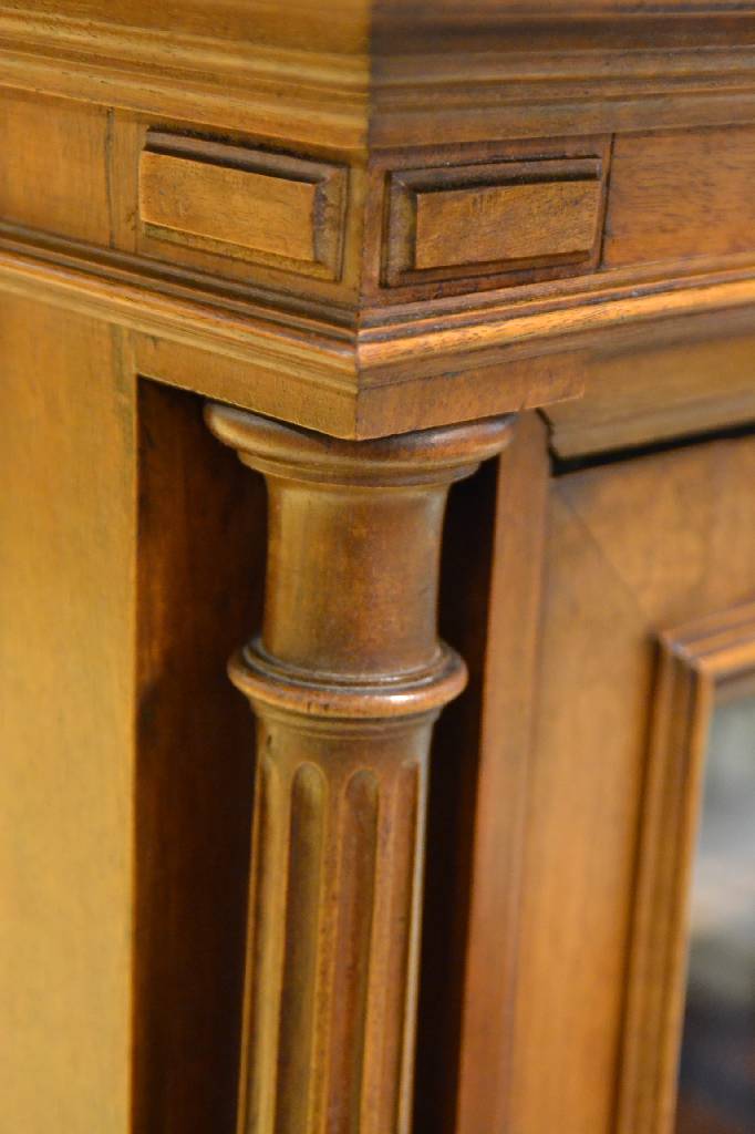 Detail c: Vitrine, deutsch um 1880/90, Bekrönendes Ziergitter in Durchbrucharbeit mit Fialen, seitl. kannelierte Vollsäulen, Frontseitig alt verglast, untere ...