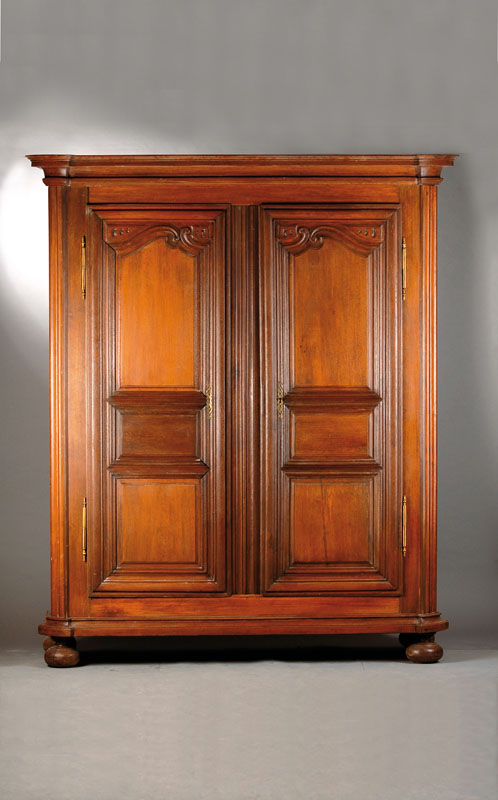 Barockschrank, Lothringen um 1760/70, Eiche massiv, Gesims mit Hohlkehlem vielfach getreppt u. profiliert, Ecken abgerundet u. kanneliert, 2-türig, ...