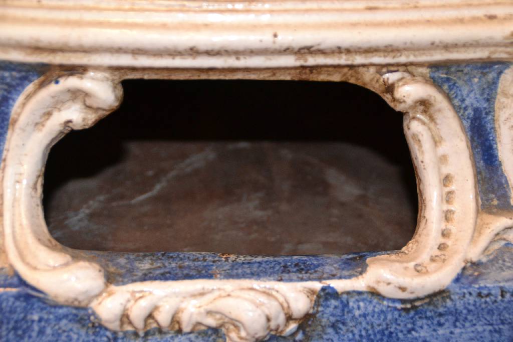 Detail c: Ofen, Italien, 1960er Jahre, Majolika, bach frühbarockem Vorbild, reich relefiert mit Rocaillen und Voluten, blau und weiß glasiert, in 4 Teile ...