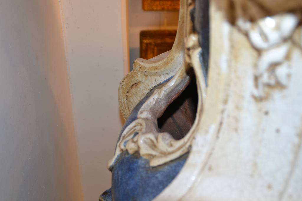 Detail d: Ofen, Italien, 1960er Jahre, Majolika, bach frühbarockem Vorbild, reich relefiert mit Rocaillen und Voluten, blau und weiß glasiert, in 4 Teile ...