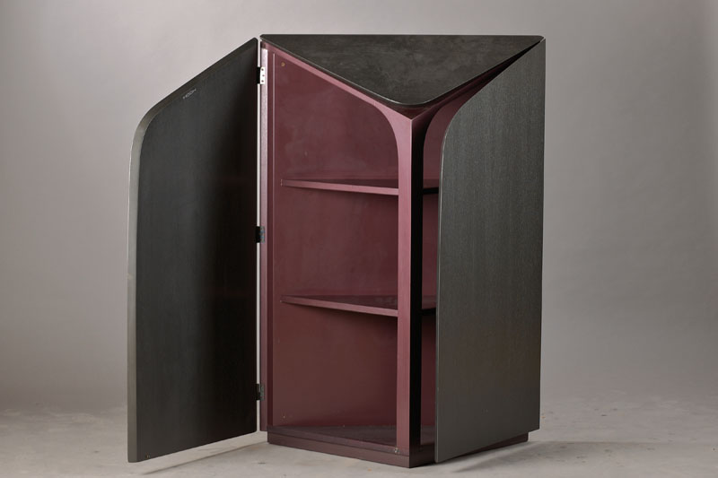 Objekt/Schrank, Design Emanuel Hook, geb. 1952 Altrip, Esche lackiert in schwarz und aubergine, dreieckiger Grundriß, zweitürig, ca. 125x86x44cm