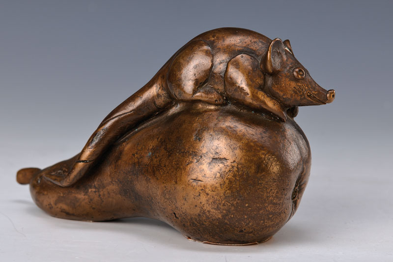 Gernot Rumpf, geb. 1941 Kaiserslautern, Maus auf Birne, Bronzeguß, signiert, ca. 8.5x13x6cm