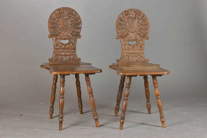 Paar Brettstühle, sog. Verbindungsstühle, Deutsch wohl Heidelberg um 1880/90, Eiche massiv, Lehne wappenförmig mit Aussparung, altersbedingter ...