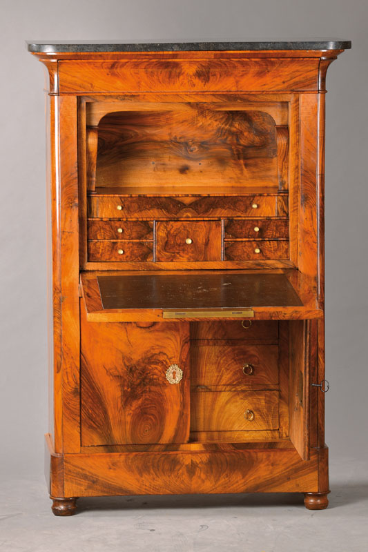 Standsekretär, Frankreich um 1830, Nussbaum furniert z.T. massiv, Korpus Eiche, Platte mit doppelt gespiegeltem Furnier, Innenleben mit seitl. ...