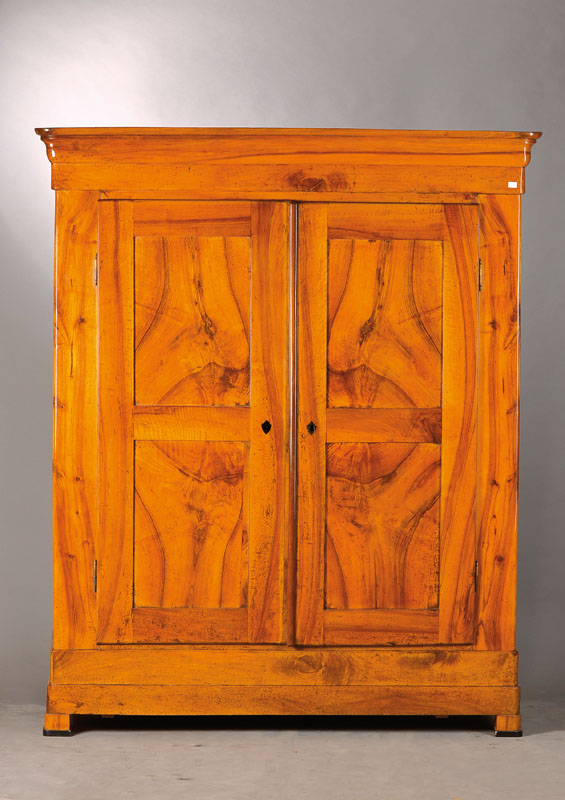 Biedermeierschrank, Baden um 1820/25, Nussbaum massiv, Kyma-Gesims im Giebel, Türen u. Seiten je doppelt kassettiert, halbrundstabförmige ...