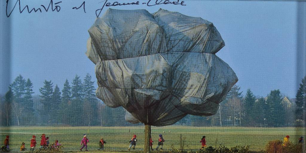 Detail a: Christo und Jeanne-Claude, Konvolut aus zwei Farboffsets, je handsigniert, im Auftrag der Fondation Beyeler, je ca. 11,5x22,5 cm, unter Glas gerahmt