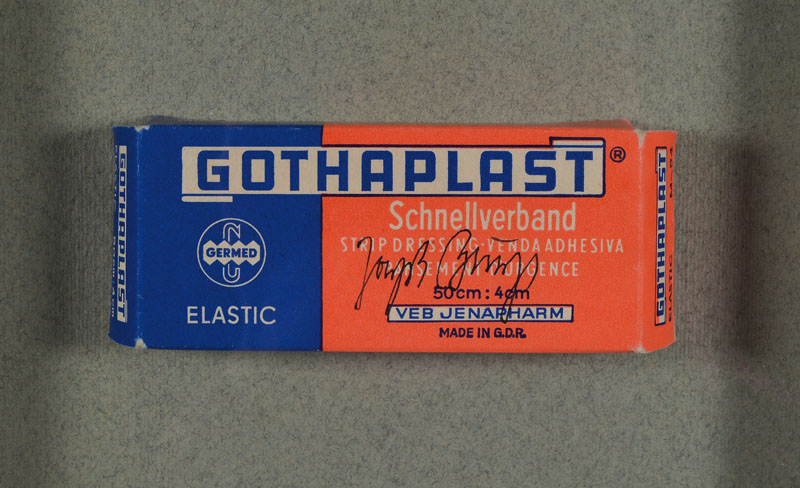 Joseph Beuys, 1921-1986, Gothaplast Schnellverband, handsigniert, ca. 11 cm, unter Glas gerahmt
