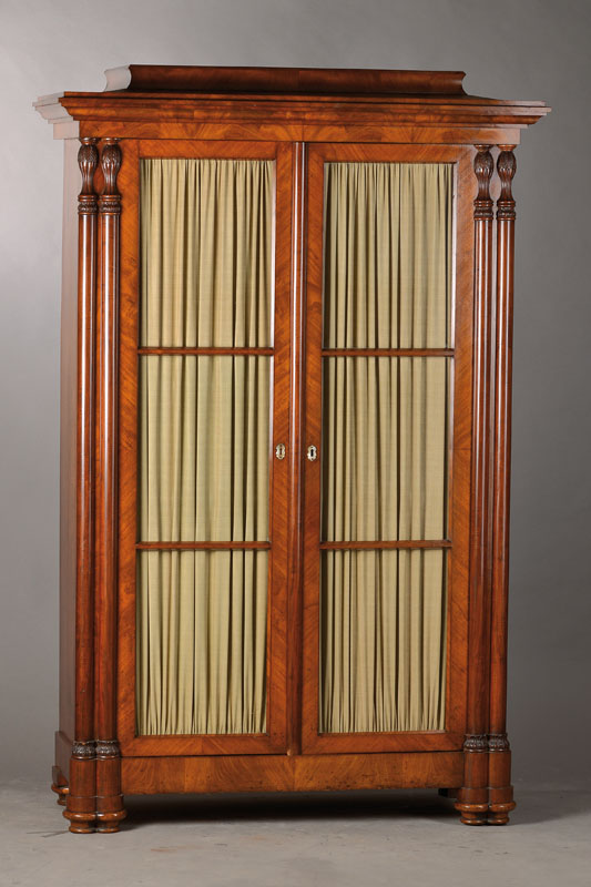 Vitrine, deutsch um 1850, Mahagonifurnier, Kopf vielfach unterschiedlich profiliert, seitl. je Halb- u. 3/4-Säule mit Akanthusblattverzierungen, ...