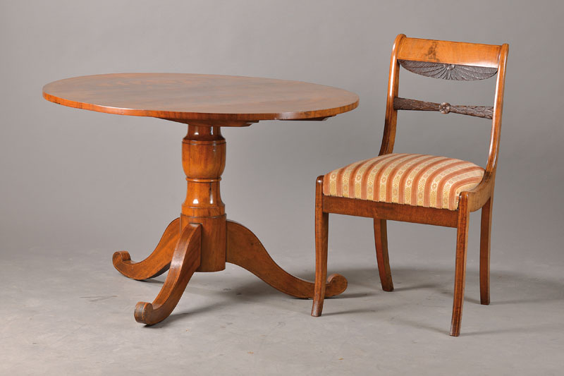 Salontisch mit 4 Stühlen, südwestdeutsch um 1830, Mahagonifurnier mit Fadenintarsien, runder Tisch mit Balusterschaft und geschwungenem Dreifuß, ...