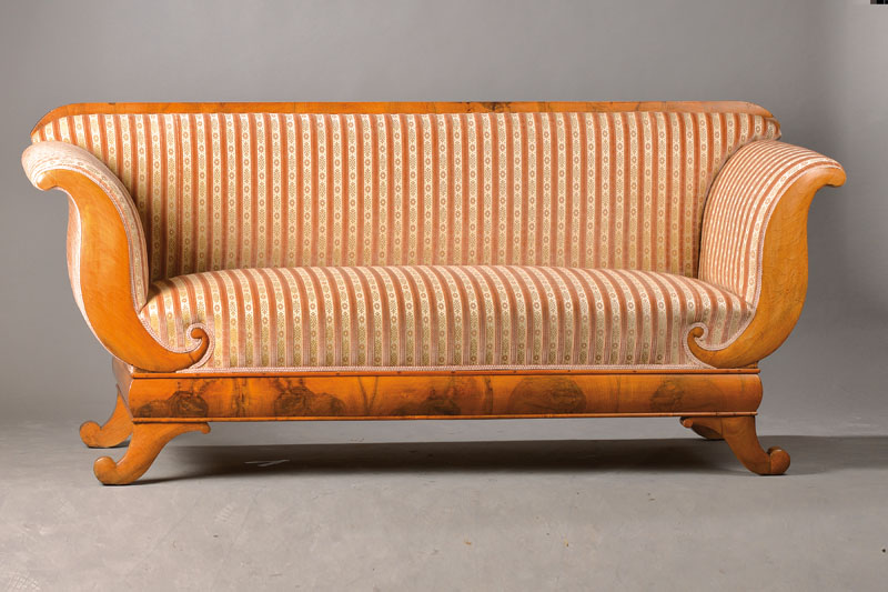 Biedermeier-Sofa, um 1840, Nußbaumfurnier auf Weichholzkorpus, Seiten elegant geschwungen u. volutiert, guter Zustand, ca. 95x212x65 cm, Sh. ca. 50 ...