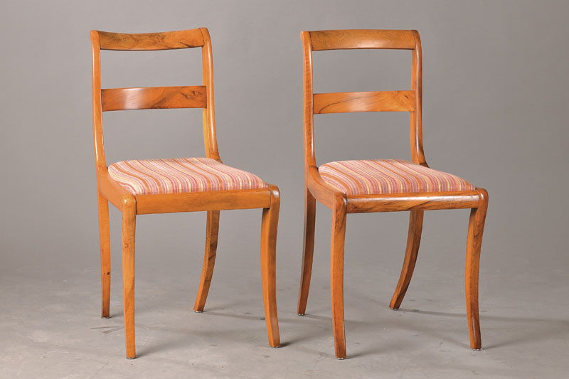 4 Biedermeierstühle, deutsch um 1820/30, Nussbaum massiv, säbelförmig ausladende Beine, ein Stuhl mit sek. Befestigung, guter Zustand, ca. ...