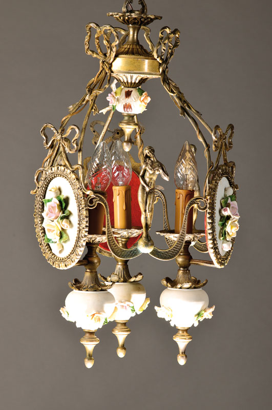 Deckenlampe im Klassizismus, wohl Italien, 60er Jahre, Metallguß mit vollplastischen Frauenakten, Porzellaneinsätzen, applizierte Blumen, bemalt, ...