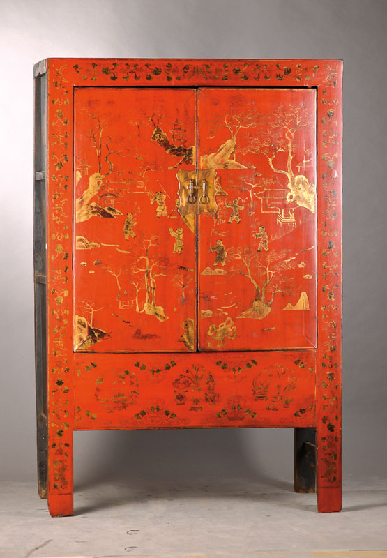 Schrank, China, Ende 19. Jh., Holz mit Rotlack und Goldmalerei, 2-türig, detailreiche Chinoserie, komplette Rahmenkonstruktion auf Stollen, Innen ...