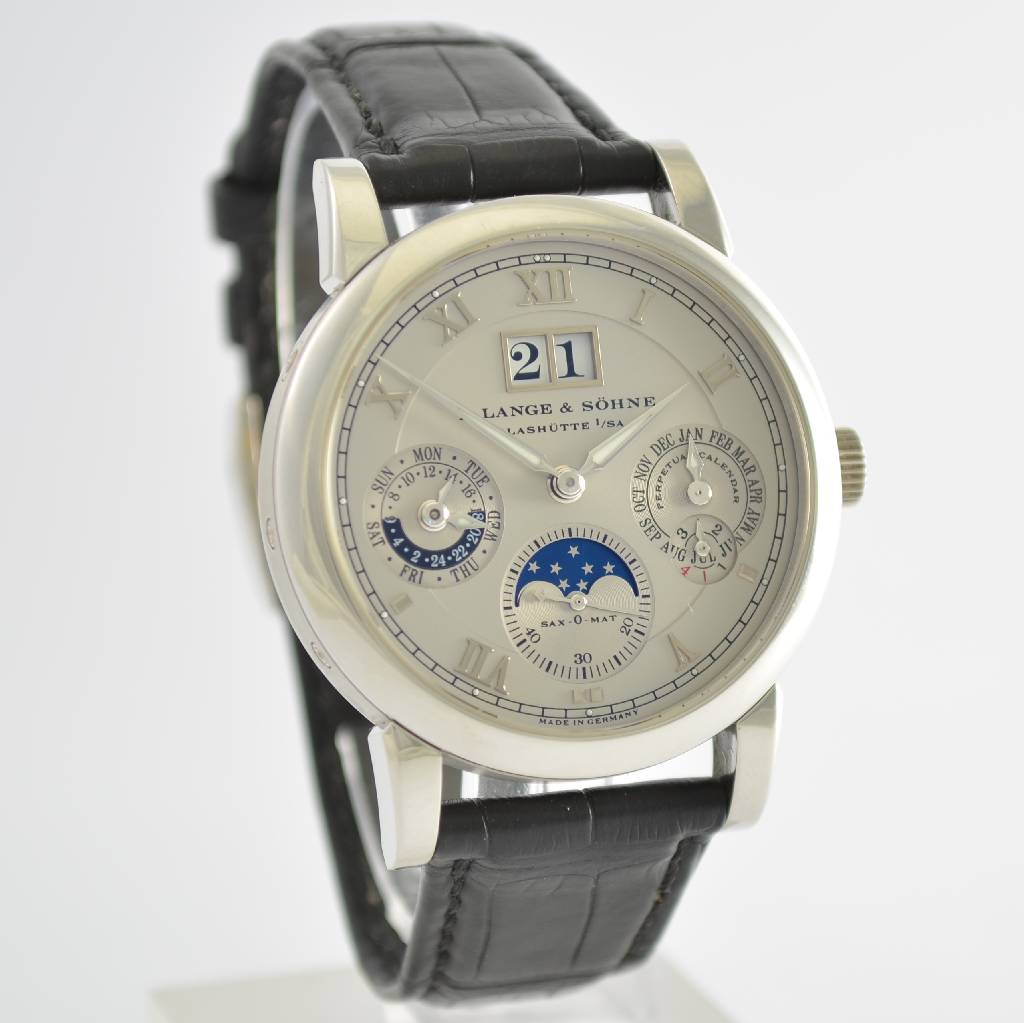 Detail e: A. LANGE & SÖHNE Sax-O-Mat astronomische Herrenarmbanduhr in Platin mit ewigem Kalender, Automatik, Ref. 310.025E/LS3102AP, inkl. orig. Lederband m. ...
