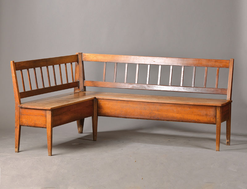 Eckbank, um 1900, Lehne Kirschbaum, Sitzfläche mit Truhenkästen, H. ca. 85 cm, Schenkelmaß ca. 135x170 cm, l. Gebr.schäden