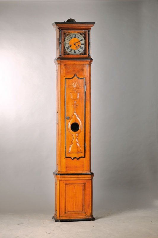 Standuhr, deutsch, um 1820, Gehäuse Kirschbaum, sog. westfälischer Uhrenkopf mit späterem Unterbau,verziertes Holzgehäuse, Schnitzarbeiten auf ...