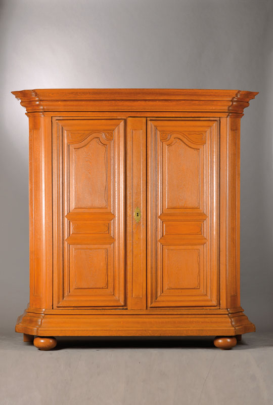 Barockschrank, wohl Kurpfalz um 1770/80, ausladender Giebel mit abgerundet verkröpften Ecken, aufwendig profiliert u.a. mit Kyma- u Wulstprofilen ...