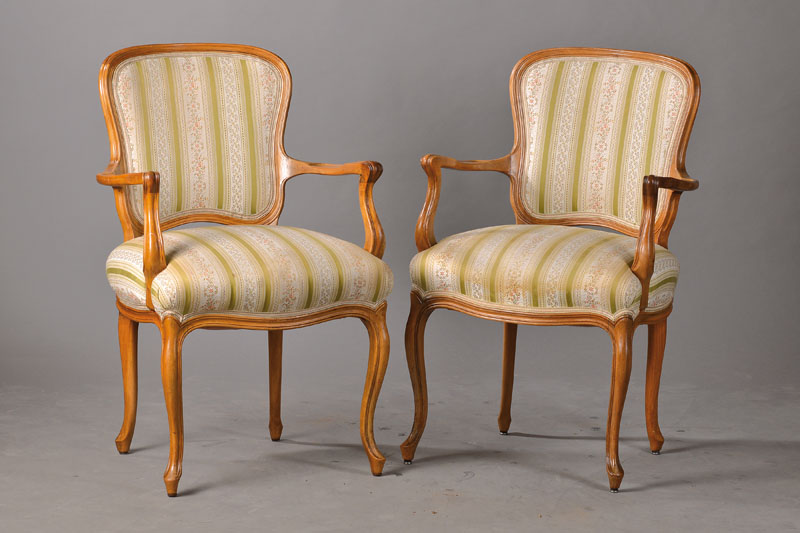 Paar Fauteuils, um 1900, Nussbaum massiv, sparsame geriefte Verzierungen, Polster und Bezug in gutem Zustand, ca. 92x56x53 cm, Sh. ca. 53 cm, St. ca. ...