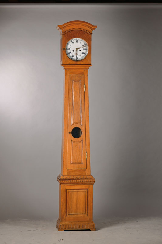 Standuhr, deutsch, um 1830/40, Gehäuse Nußbaum, 3 teilig, Wurmbefall, gebogener Abschlußkranz sek., Rückwand oben fehlt, Fayencezifferblatt ...