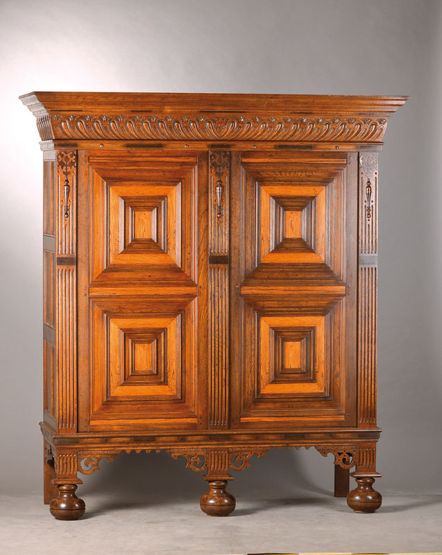 sog. Schapp-Schrank, Holland, 20.Jh., Eiche massiv, weit ausladender Giebel, dieser unterschiedlichst profiliert, Front stiltypisch zweigeschossig, ...