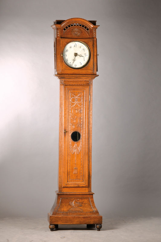 Standuhr,wohl flämisch, um 1800, Eichengehäuse, 2 geteilt, reich mit Flachschnitzarbeiten, oben drei verglaste Türen, Glaszifferblatt, ...