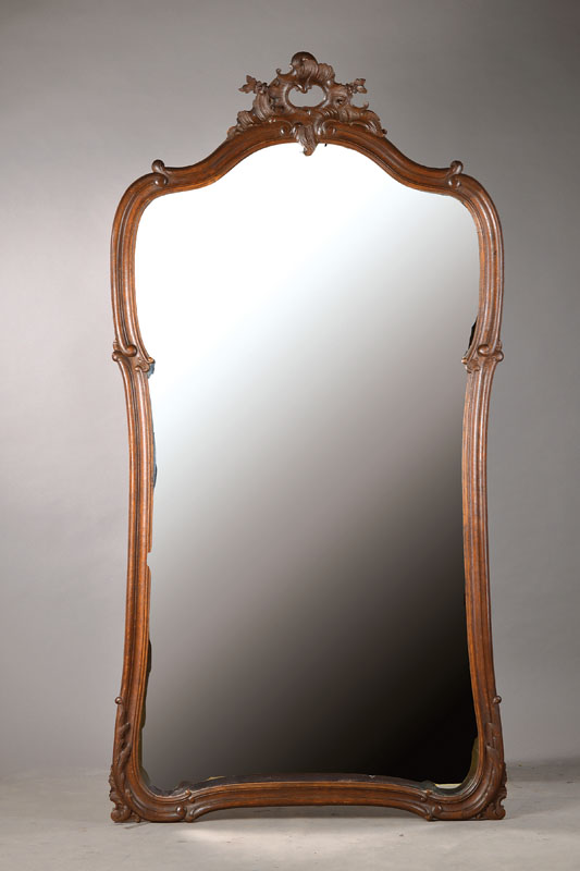 Spiegel, Frankreich um 1860/70, Eiche massiv, geschweift, Spiegel aufwendig facettiert, guter Zustand, 205 x 104 cm