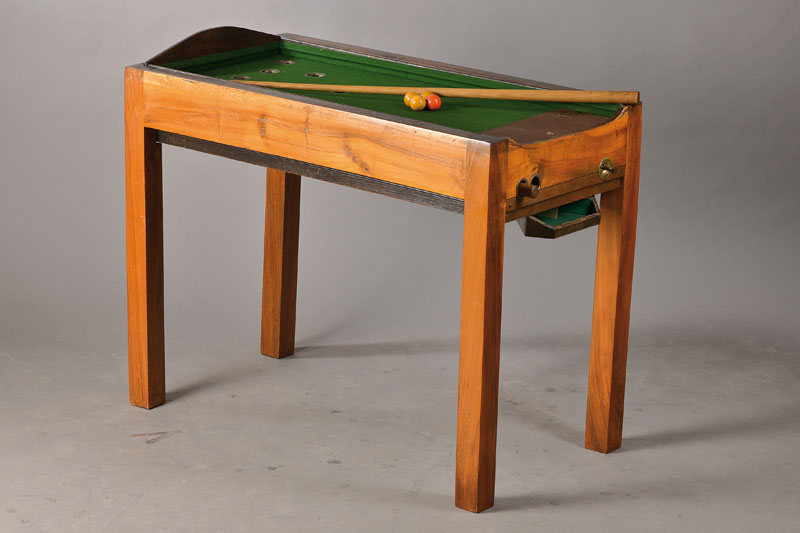 Kinderbillardtisch, Frankreich für den deutschen Markt, um 1920/25, Gestell in Nussbaum massiv, Platte abnehmbar, darunter Spielfäche mit grünem ...