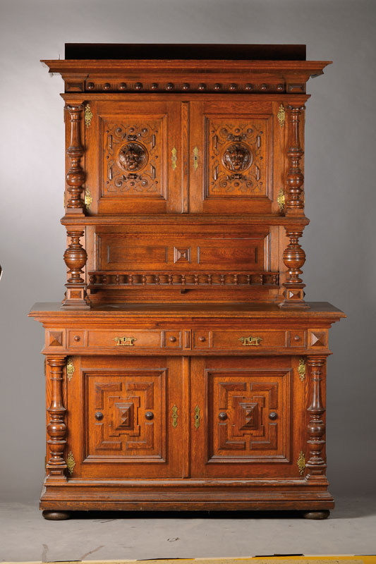 Aufsatzbuffet, deutsch um 1880/90, Eiche massiv, architektonisch gegliedert, Aufsatz miLöwenmaskaronen in den Türfüllungen, seitl. ...