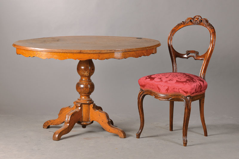 4 Ballonrückenstühle, wohl Nord-Ost- Deutschland um 1850/60, dazu Louis-Philippe- Tisch, Nussbaum massiv, feine Akanthusblattbekrönung mit ...