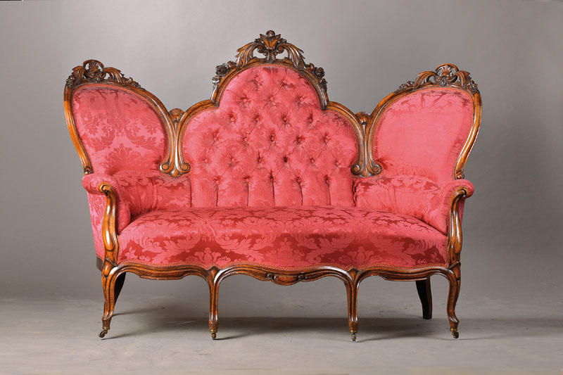 Sofa, wohl Nord-Ost-Deutschland um 1850/60, Nussbaum massiv, 3-sitzer, vielfach geschweiftje mit feiner Akanthusblattbekrönung und Durchbrucharbeit, ...