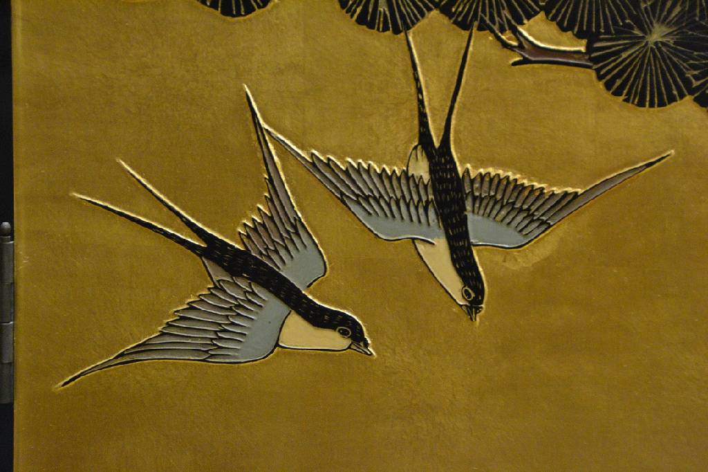 Detail a: Paravent, China, 2. Hälfte 20. Jh, Lack, Front mit paradisischer Szene auf goldfarbenem Grund, Ritzverzierungen, Rückseit mit Schilf- u. sonstigen ...