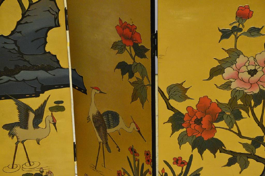 Detail b: Paravent, China, 2. Hälfte 20. Jh, Lack, Front mit paradisischer Szene auf goldfarbenem Grund, Ritzverzierungen, Rückseit mit Schilf- u. sonstigen ...