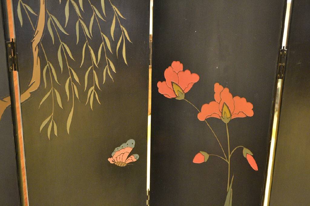 Detail d: Paravent, China, 2. Hälfte 20. Jh, Lack, Front mit paradisischer Szene auf goldfarbenem Grund, Ritzverzierungen, Rückseit mit Schilf- u. sonstigen ...